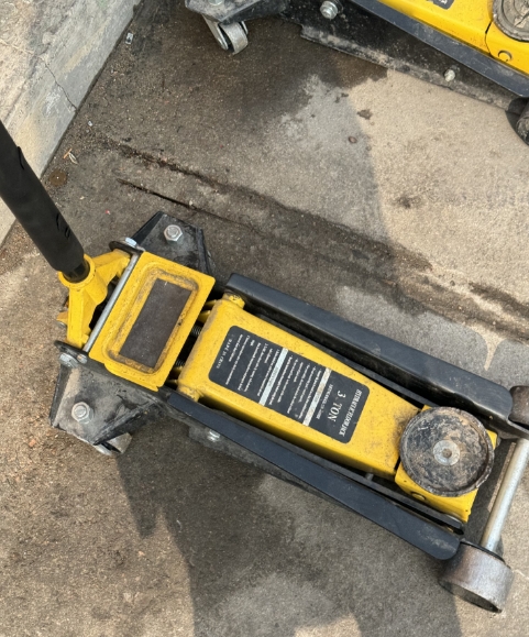 Hydraulic garage jack