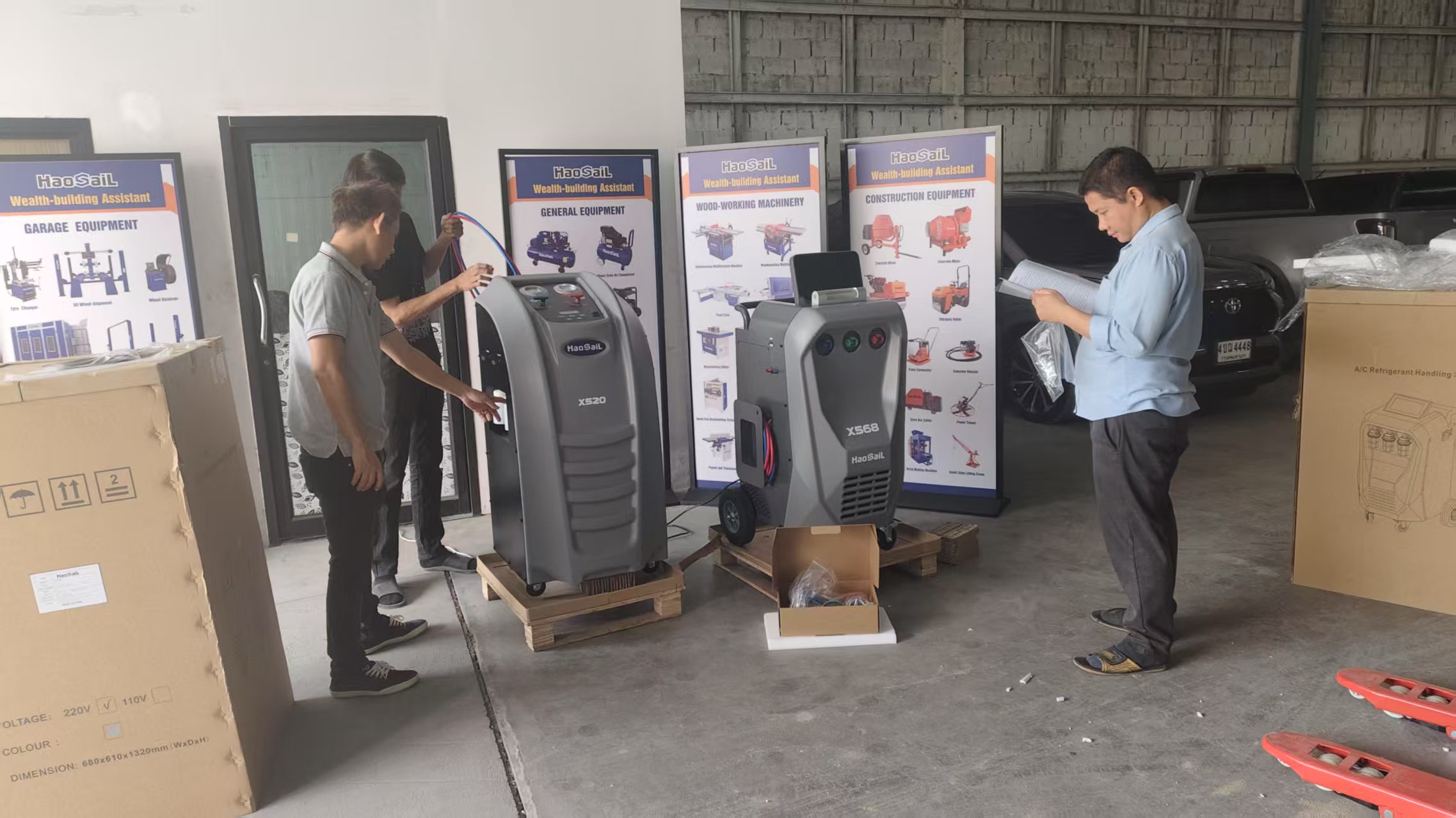 Refrigerant recovery machines